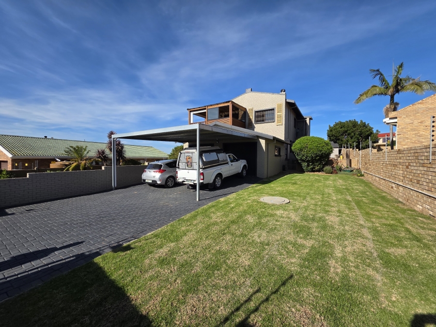 4 Bedroom Property for Sale in Wavecrest Eastern Cape